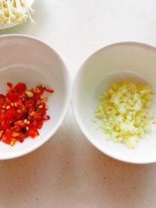 Flammulina with garlic, 1 delicious Chinese dish 3