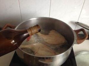 Pour the cooking wine into the pot