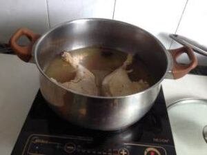 Cooked duck meat is easily penetrated by chopsticks