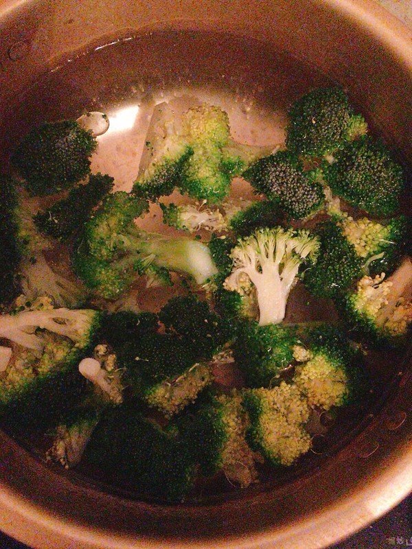 1 Easy Way to Broccoli Pan Fry Chicken 4 broccoli pan-fry chicken recipe step 3